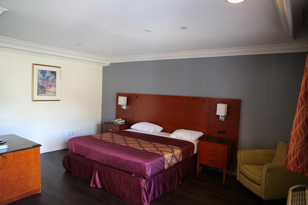 Chateau Inn & Suites Дауни Экстерьер фото